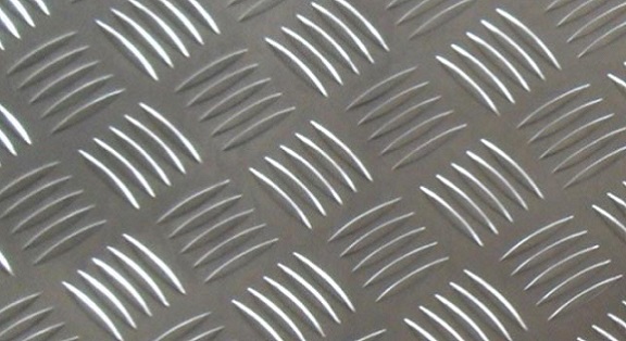 五条筋花纹铝板-1.2mm厚度以上-防滑花纹板厂家-新蒲京娱乐场3245